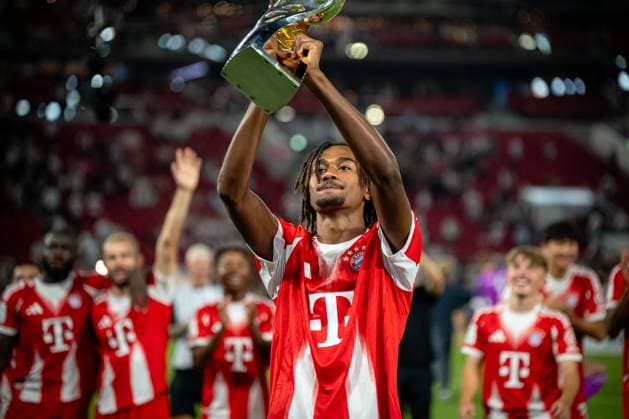 Franz Beckenbauer Supercup 2025, VfB Stuttgart FC Bayern Munich 16 08 2025 Franz Beckenbauer Supercup VfB Stuttgart FC Bayern Munich MHP Arena on 16 08 2025 Jonah Kusi Asare 41 FC Bayern Munich with the trophy Copyright: xBEAUTIFULxSPORTS Gelhardtx