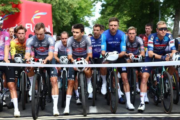 Riders pictured during a minute of silence for the late Ludo Dierckxsens at the elite race at the Belgian Gravel Championships, Sunday 17 August 2025, in Westerlo. DAVIDxPINTENS  x131382068x