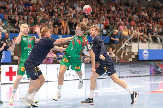 17 08 2025, xgox, Handball Wartburg Cup SC Magdeburg Skanderborg Handbold emspor, v l Felix Claar Magdeburg, 7 wirft Tor, Torschuetze, erzielt Tor, Treffer, scores the goal Eisenach