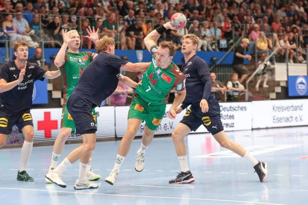 17 08 2025, xgox, Handball Wartburg Cup SC Magdeburg Skanderborg Handbold emspor, v l Felix Claar Magdeburg, 7 wirft Tor, Torschuetze, erzielt Tor, Treffer, scores the goal Eisenach