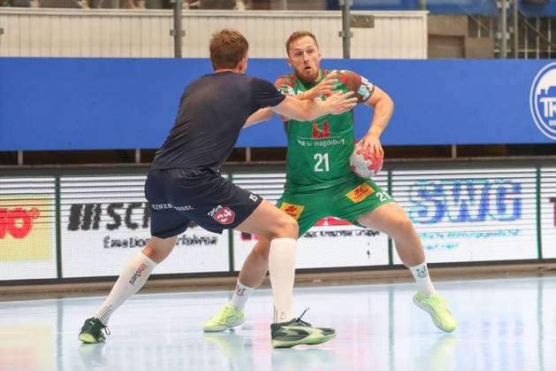 17 08 2025, xgox, Handball Wartburg Cup SC Magdeburg Skanderborg Handbold emspor, v l Emil Laerke Skanderborg, 15 , Albin Lagergren Magdeburg, 21 duel, duel, fight, tackle Eisenach