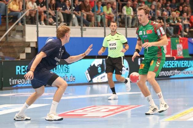17 08 2025, xgox, Handball Wartburg Cup SC Magdeburg Skanderborg Handbold emspor, v l Felix Claar Magdeburg, 7 am Ball, plays the ball Eisenach