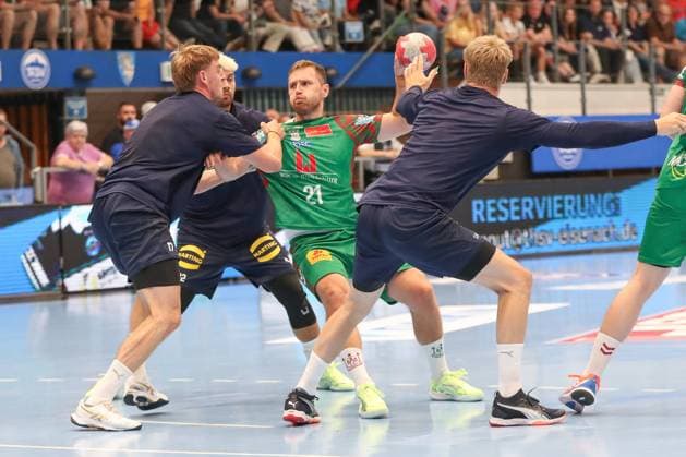 17 08 2025, xgox, Handball Wartburg Cup SC Magdeburg Skanderborg Handbold emspor, v l Andreas Sogaard Skanderborg, 17 , Albin Lagergren Magdeburg, 21 , Morten Kaalund Skanderborg, 28 duel, duel, fight, tackle Eisenach
