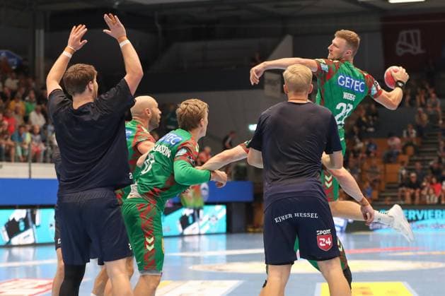 17 08 2025, xgox, Handball Wartburg Cup SC Magdeburg Skanderborg Handbold emspor, v l Philipp Weber Magdeburg, 20 throws goal, Torschuetze, erzielt Tor, Treffer, scores the goal Eisenach