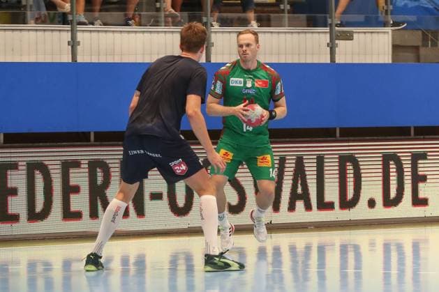 17 08 2025, xgox, Handball Wartburg Cup SC Magdeburg Skanderborg Handbold emspor, v l Emil Laerke Skanderborg, 15 , Omar Ingi Magnusson Magdeburg, 14 duel, duel, fight, tackle Eisenach