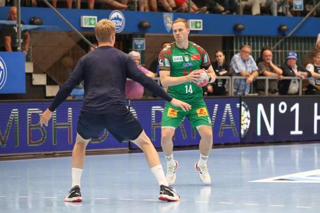 17 08 2025, xgox, Handball Wartburg Cup SC Magdeburg Skanderborg Handbold emspor, v l Andreas Sogaard Skanderborg, 17 , Omar Ingi Magnusson Magdeburg, 14 duel, duel, fight, tackle Eisenach