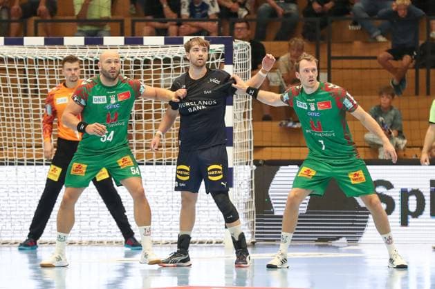 17 08 2025, xgox, Handball Wartburg Cup SC Magdeburg Skanderborg Handbold emspor, v l Oscar Bergendahl Magdeburg, 54 , Morten Kaalund Skanderborg, 28 , Felix Claar Magdeburg, 7 duel, duel, fight, tackle Eisenach