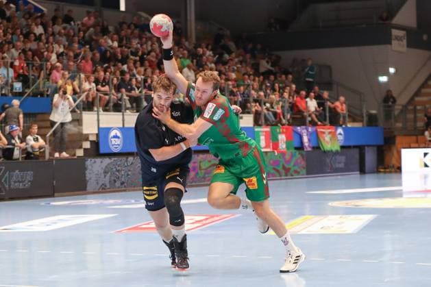 17 08 2025, xgox, Handball Wartburg Cup SC Magdeburg Skanderborg Handbold emspor, v l Morten Kaalund Skanderborg, 28 , Felix Claar Magdeburg, 7 duel, duel, fight, tackle Eisenach