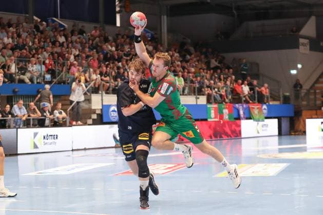 17 08 2025, xgox, Handball Wartburg Cup SC Magdeburg Skanderborg Handbold emspor, v l Morten Kaalund Skanderborg, 28 , Felix Claar Magdeburg, 7 duel, duel, fight, tackle Eisenach