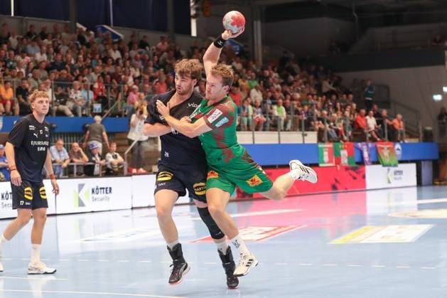 17 08 2025, xgox, Handball Wartburg Cup SC Magdeburg Skanderborg Handbold emspor, v l Morten Kaalund Skanderborg, 28 , Felix Claar Magdeburg, 7 duel, duel, fight, tackle Eisenach