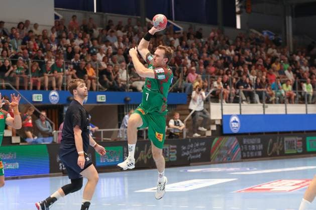 17 08 2025, xgox, Handball Wartburg Cup SC Magdeburg Skanderborg Handbold emspor, v l Felix Claar Magdeburg, 7 wirft Tor, Torschuetze, erzielt Tor, Treffer, scores the goal Eisenach