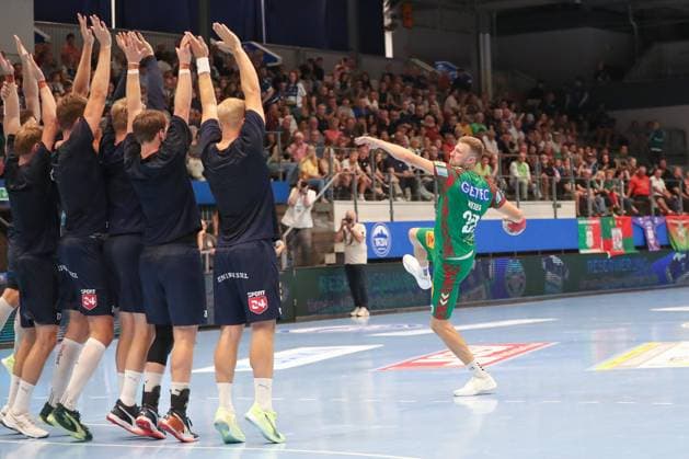 17 08 2025, xgox, Handball Wartburg Cup SC Magdeburg Skanderborg Handbold emspor, v l Philipp Weber Magdeburg, 20 throws over the defense Eisenach