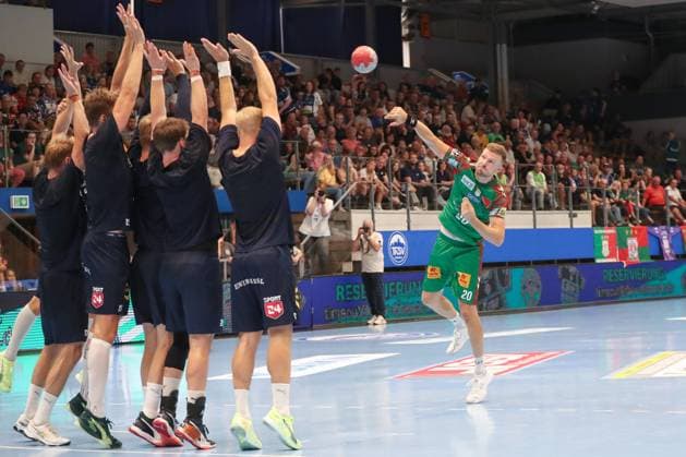 17 08 2025, xgox, Handball Wartburg Cup SC Magdeburg Skanderborg Handbold emspor, v l Philipp Weber Magdeburg, 20 throws over the defense Eisenach