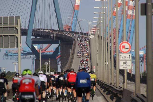 ADAC Cyclassics cycling race in Hamburg Participants on the 110-kilometer Everyman course cross the Köhlbrand Bridge