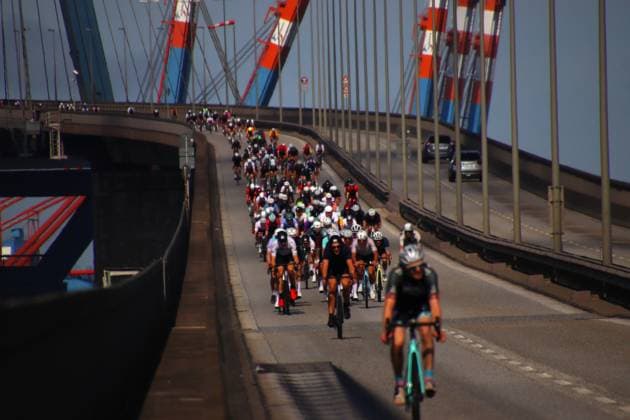 ADAC Cyclassics cycling race in Hamburg Participants on the 110-kilometer Everyman course cross the Köhlbrand Bridge