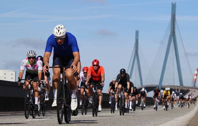 ADAC Cyclassics cycling race in Hamburg Participants on the 110-kilometer Everyman course cross the Köhlbrand Bridge