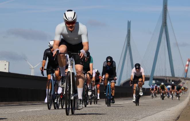 ADAC Cyclassics cycling race in Hamburg Participants on the 110-kilometer Everyman course cross the Köhlbrand Bridge