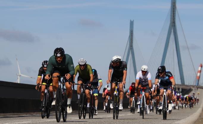 ADAC Cyclassics cycling race in Hamburg Participants on the 110-kilometer Everyman course cross the Köhlbrand Bridge