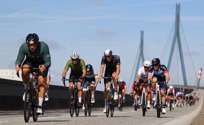 ADAC Cyclassics cycling race in Hamburg Participants on the 110-kilometer Everyman course cross the Köhlbrand Bridge