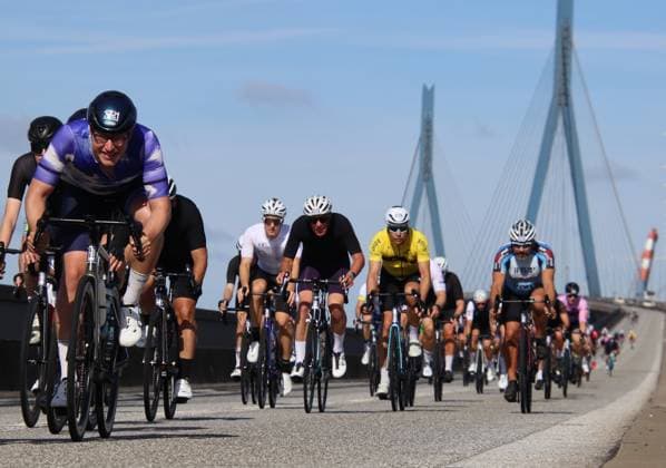 ADAC Cyclassics cycling race in Hamburg Participants on the 110-kilometer Everyman course cross the Köhlbrand Bridge