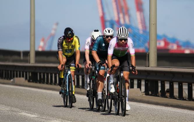 ADAC Cyclassics cycling race in Hamburg Participants on the 110-kilometer Everyman course cross the Köhlbrand Bridge