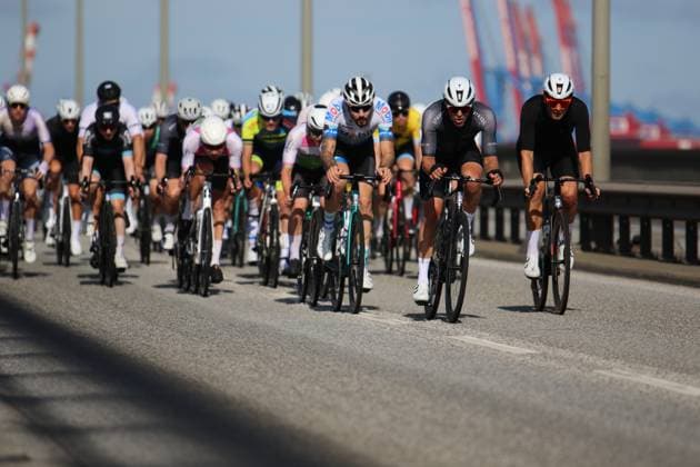 ADAC Cyclassics cycling race in Hamburg Participants on the 110-kilometer Everyman course cross the Köhlbrand Bridge