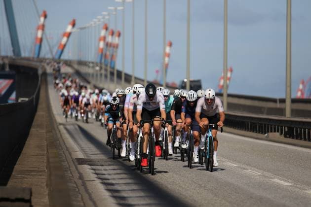 ADAC Cyclassics cycling race in Hamburg Participants on the 110-kilometer Everyman course cross the Köhlbrand Bridge