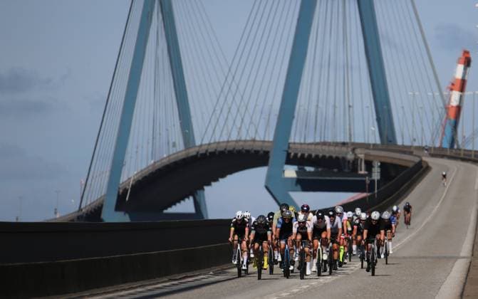 ADAC Cyclassics cycling race in Hamburg Participants on the 110-kilometer Everyman course cross the Köhlbrand Bridge