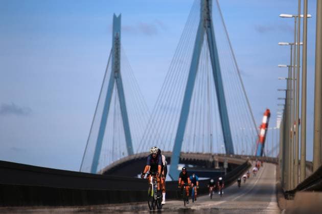 ADAC Cyclassics cycling race in Hamburg Participants on the 110-kilometer Everyman course cross the Köhlbrand Bridge