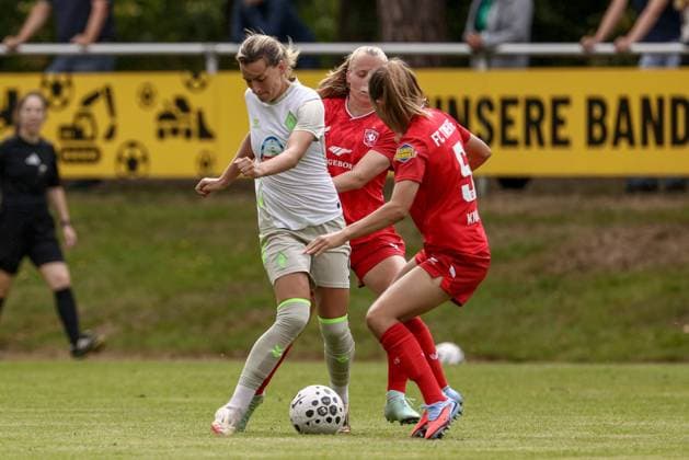 from left Medina Desic SV Werder Bremen, 9 and Anna Knol FC Twente Enschede, 5 in duel, duel, dynamics, action, action, match scene, 17 08 2025, Bramsche Germany , Soccer, Test match women, SV Werder Bremen FC Twente Enschede xobx