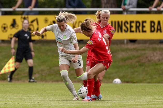 from left Medina Desic SV Werder Bremen, 9 and Anna Knol FC Twente Enschede, 5 in duel, duel, dynamics, action, action, match scene, 17 08 2025, Bramsche Germany , Soccer, Test match women, SV Werder Bremen FC Twente Enschede xobx