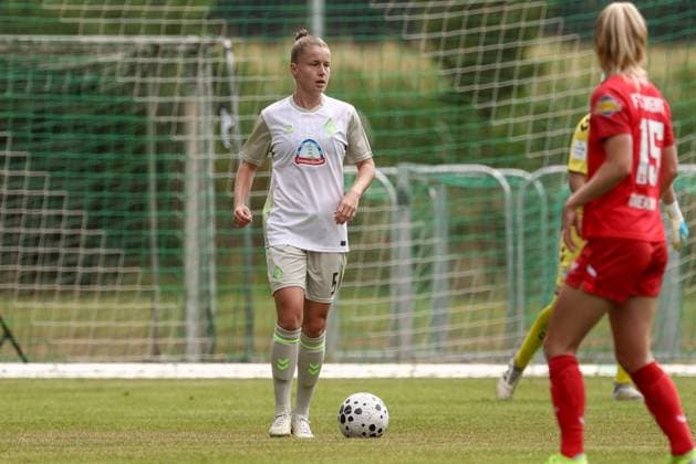 Michelle Ulbrich SV Werder Bremen, 5 on the ball, single image, full body, action, action scene, 17 08 2025, Bramsche Germany , Soccer, Test match women, SV Werder Bremen FC Twente Enschede xobx