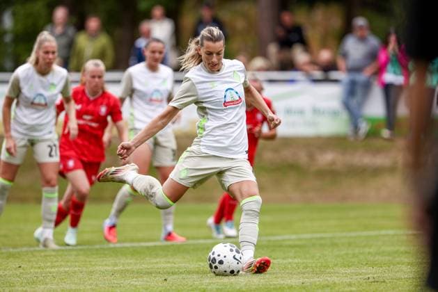 Goalscorer Medina Desic SV Werder Bremen, 9 on penalty kick, penalty shot, match scene, action, action, scores the goal to 1 0, goal, highlight, goal success, 17 08 2025, Bramsche Germany , football, test match women, SV Werder Bremen FC Twente Enschede xobx