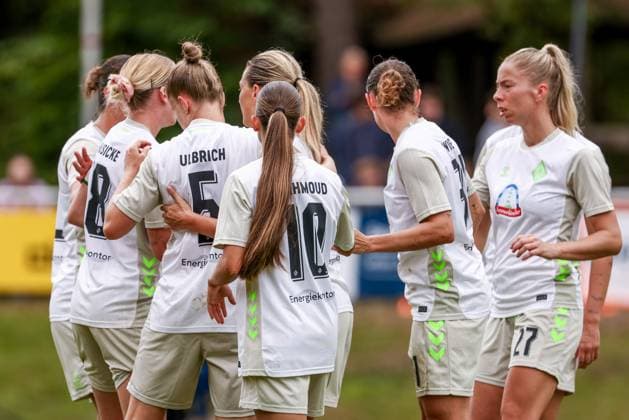 SV Werder Bremen players with goal celebration, cheering, jubilant, optimistic, match scene, highlight, joy about the goal for, 17 08 2025, Bramsche Germany , football, test match women, SV Werder Bremen FC Twente Enschede xobx