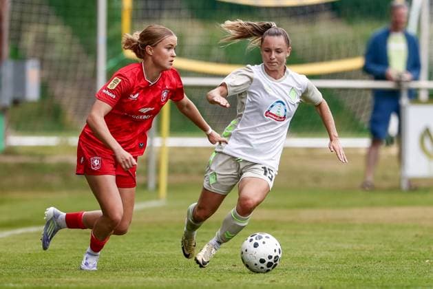 from left Sophie Proost FC Twente Enschede, 20 and Michelle Weiß SV Werder Bremen, 15 in duel, duel, dynamic, action, action, match scene, 17 08 2025, Bramsche Germany , Soccer, Test match women, SV Werder Bremen FC Twente Enschede xobx