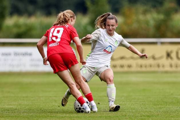 from left Sophie Proost FC Twente Enschede, 20 and Michelle Weiß SV Werder Bremen, 15 in duel, duel, dynamic, action, action, match scene, 17 08 2025, Bramsche Germany , Soccer, Test match women, SV Werder Bremen FC Twente Enschede xobx