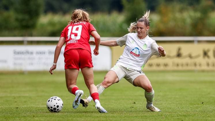 from left Sophie Proost FC Twente Enschede, 20 and Michelle Weiß SV Werder Bremen, 15 in duel, duel, dynamic, action, action, match scene, 17 08 2025, Bramsche Germany , Soccer, Test match women, SV Werder Bremen FC Twente Enschede xobx