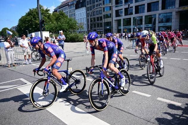 17 08 2025 xkhx Hamburg ADAC CYCLASSICS 2025 Cycling event Binnenalster TEAM PICNIC POSTNL TPP 83 COMBAUD Romain FRA 87 ROOSEN Timo
