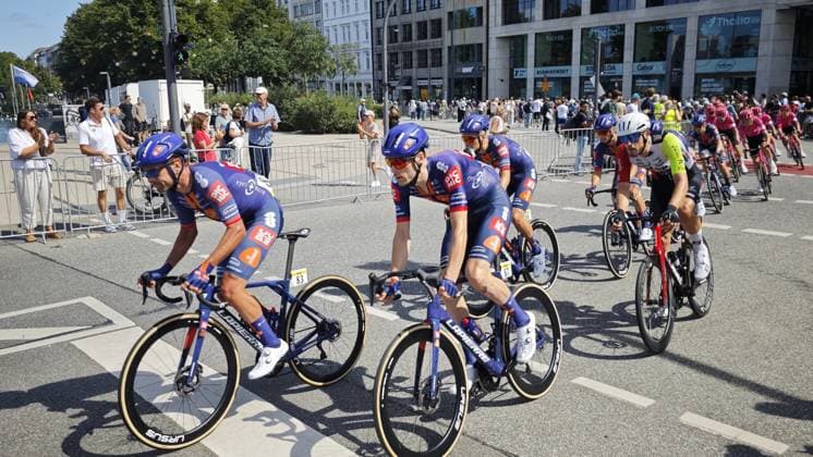 17 08 2025 xkhx Hamburg ADAC CYCLASSICS 2025 Cycling event Binnenalster TEAM PICNIC POSTNL TPP 83 COMBAUD Romain FRA 87 ROOSEN Timo