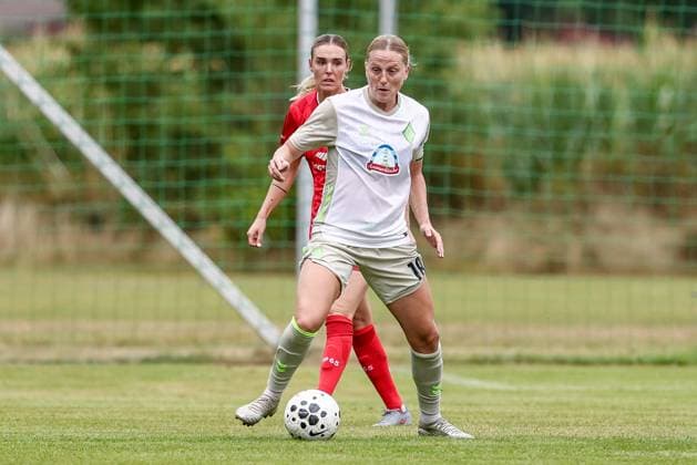 from left Jill Roord FC Twente Enschede, 10 and Lina Hausicke SV Werder Bremen, 18 in duel, duel, dynamics, action, action, match scene, 17 08 2025, Bramsche Germany , Soccer, Test match women, SV Werder Bremen FC Twente Enschede xobx