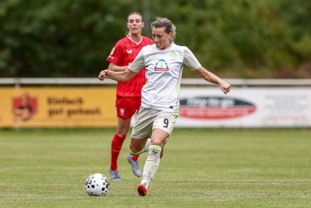 Medina Desic SV Werder Bremen, 9 on the ball, single image, full body, action, action, match scene, 17 08 2025, Bramsche Germany , Soccer, Test match women, SV Werder Bremen FC Twente Enschede xobx