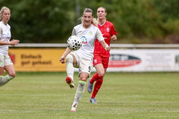 Medina Desic SV Werder Bremen, 9 on the ball, single image, full body, action, action, match scene, 17 08 2025, Bramsche Germany , Soccer, Test match women, SV Werder Bremen FC Twente Enschede xobx