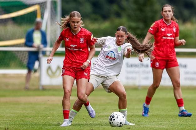 from left Sophie Proost FC Twente Enschede, 20 and Tuana Mahmoud SV Werder Bremen, 10 in duel, duel, dynamics, action, action, match scene, 17 08 2025, Bramsche Germany , Soccer, Test match women, SV Werder Bremen FC Twente Enschede xobx