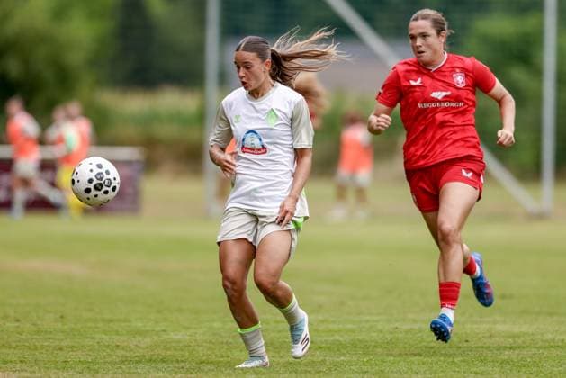 Tuana Mahmoud SV Werder Bremen, 10 on the ball, single image, full body, action, action, match scene, 17 08 2025, Bramsche Germany , Soccer, Test match women, SV Werder Bremen FC Twente Enschede xobx