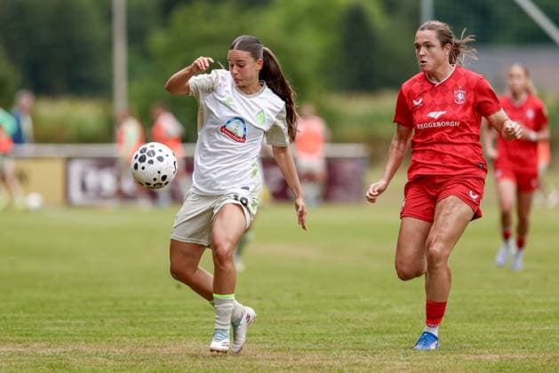 from left Tuana Mahmoud SV Werder Bremen, 10 and Alieke Tuin FC Twente Enschede, 11 in duel, duel, dynamics, action, action, match scene, 17 08 2025, Bramsche Germany , Soccer, Test match women, SV Werder Bremen FC Twente Enschede xobx