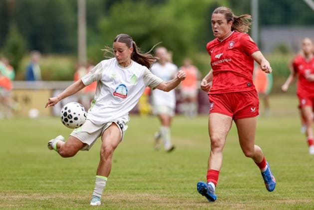 from left Tuana Mahmoud SV Werder Bremen, 10 and Alieke Tuin FC Twente Enschede, 11 in duel, duel, dynamics, action, action, match scene, 17 08 2025, Bramsche Germany , Soccer, Test match women, SV Werder Bremen FC Twente Enschede xobx