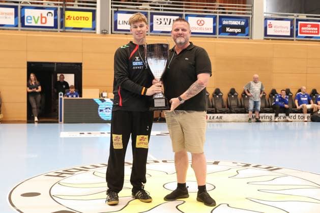 17 08 2025, xgox, Handball Wartburg Cup SC Magdeburg Skanderborg Handbold emspor, v l Willi Luecke Magdeburg, 44 receives the trophy Eisenach