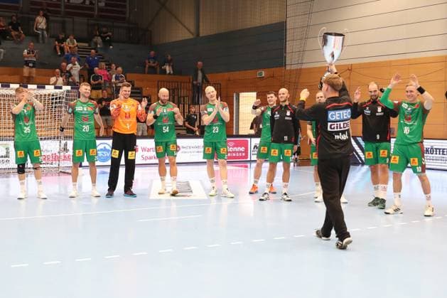 17 08 2025, xgox, Handball Wartburg Cup SC Magdeburg Skanderborg Handbold emspor, f l Willi Luecke Magdeburg, 44 receives the trophy, Magdeburg celebrating the victory, jubilation after the end of the game Eisenach