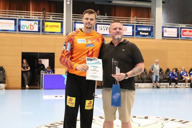 17 08 2025, xgox, Handball Wartburg Cup SC Magdeburg Skanderborg Handbold emspor, v l Sergey Hernandez Ferrer Magdeburg, 1 has become player of the tournament Eisenach