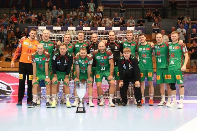 17 08 2025, xgox, Handball Wartburg Cup SC Magdeburg Skanderborg Handbold emspor, f l Magdeburg celebrating the victory, cheering after the game, group picture, team picture Eisenach